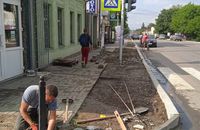 У місті Кіцмані місцевий підприємець власними силами ремонтує тротуар