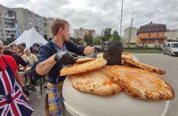До Луцька приїздив піца-мобіль – іншоземні волонтери пригощали піцою з печі просто неба (ВІДЕО)