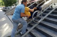 Чоловікам-супровідникам людей з інвалідністю скасували обмеження на виїзд за кордон