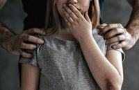 Батька двох дівчаток із Закарпаття затримали за зґвалтування доньок