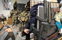Майже 5 років переховувався від слідства: СБУ на Буковині затримала іноземця-контрабандиста зброї