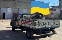 Підприємство на Тернопільщині дає "друге життя" старим дорожнім знакам, переробляючи їх на комплектуючі для пікапів ЗСУ