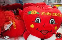 У Коломиї біля ратуші продають «валентинки» з російськими надписами