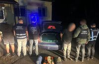 Спеціальні рукавиці та рятувальний жилет: таксист з Волині готував ухилянта до переправлення через Тису