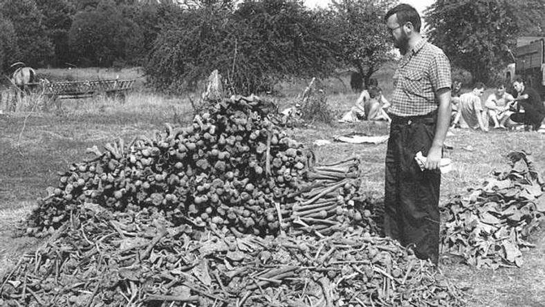 Ексгумація жертв "Волинської різні" у Волі Островецькій (1992)