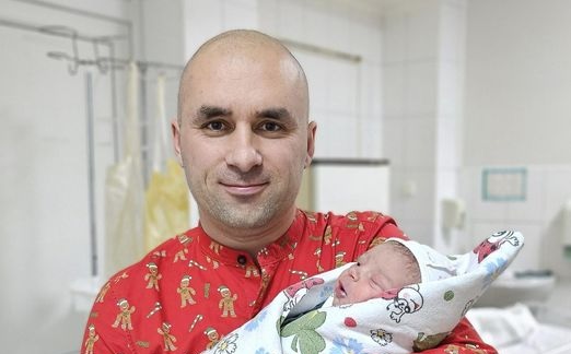 Володимир Рудик з новонародженою донечкою