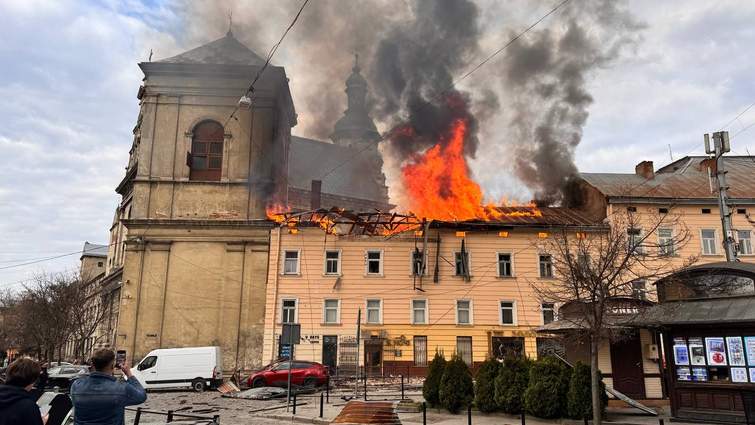 Внаслідок влучання в будинку на пл. Соборній, 4 виникла пожежа